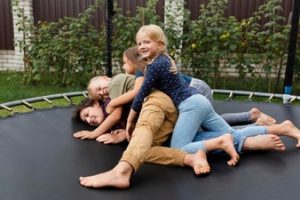 full-shot-femme-enfants-trampoline