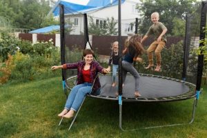 plein-enfants-heureux-sauter-trampoline
