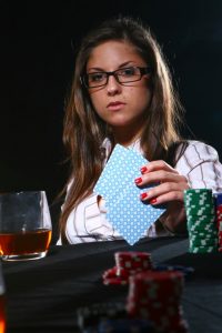 belle-femme-jouant-au-poker